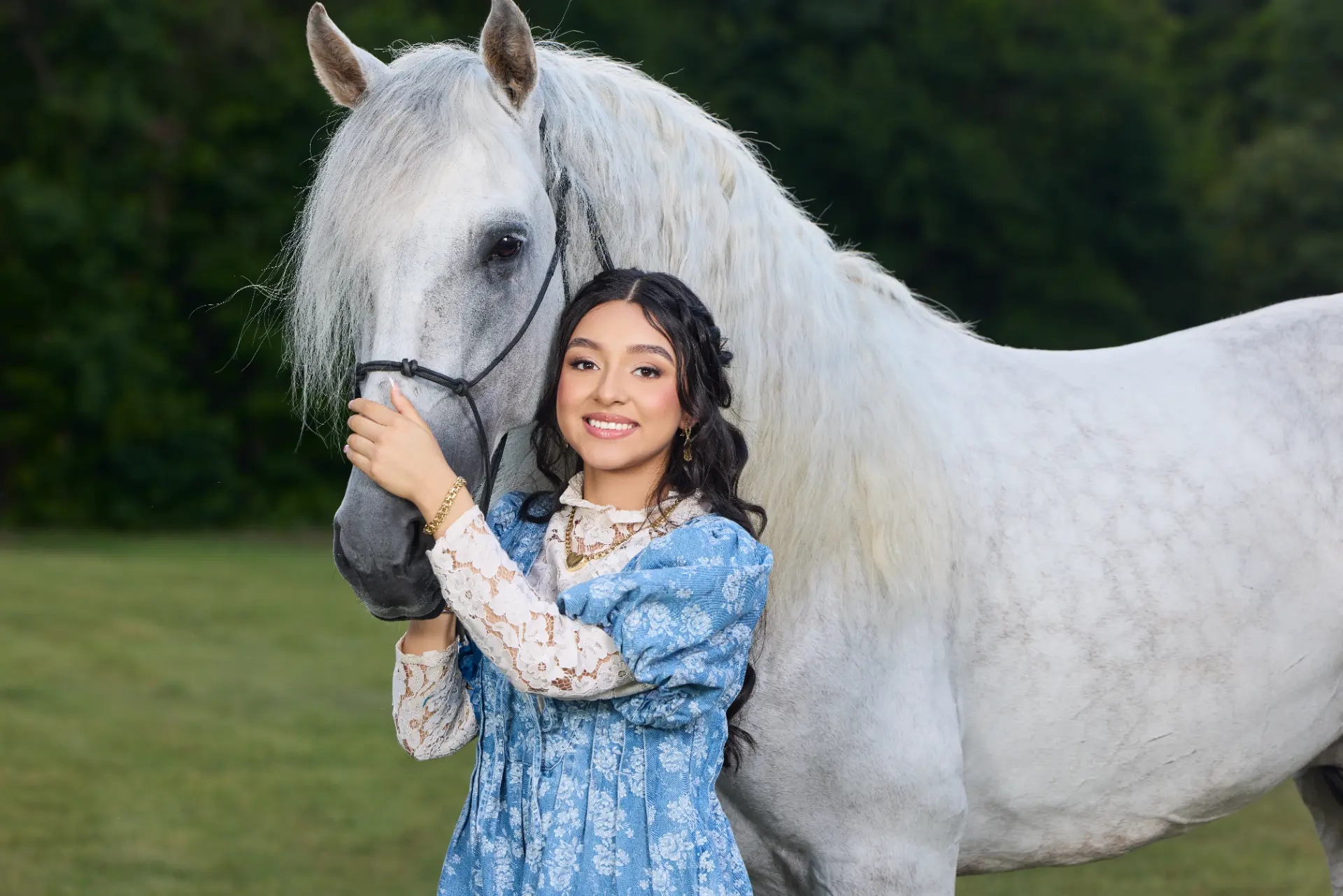 Jihan Jolie abrazando a un caballo blanco